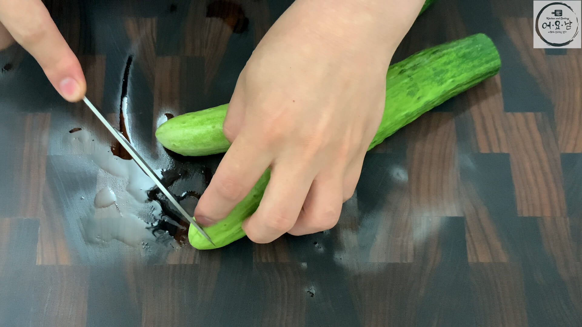 오이부추무침_재료준비_끝동제거3