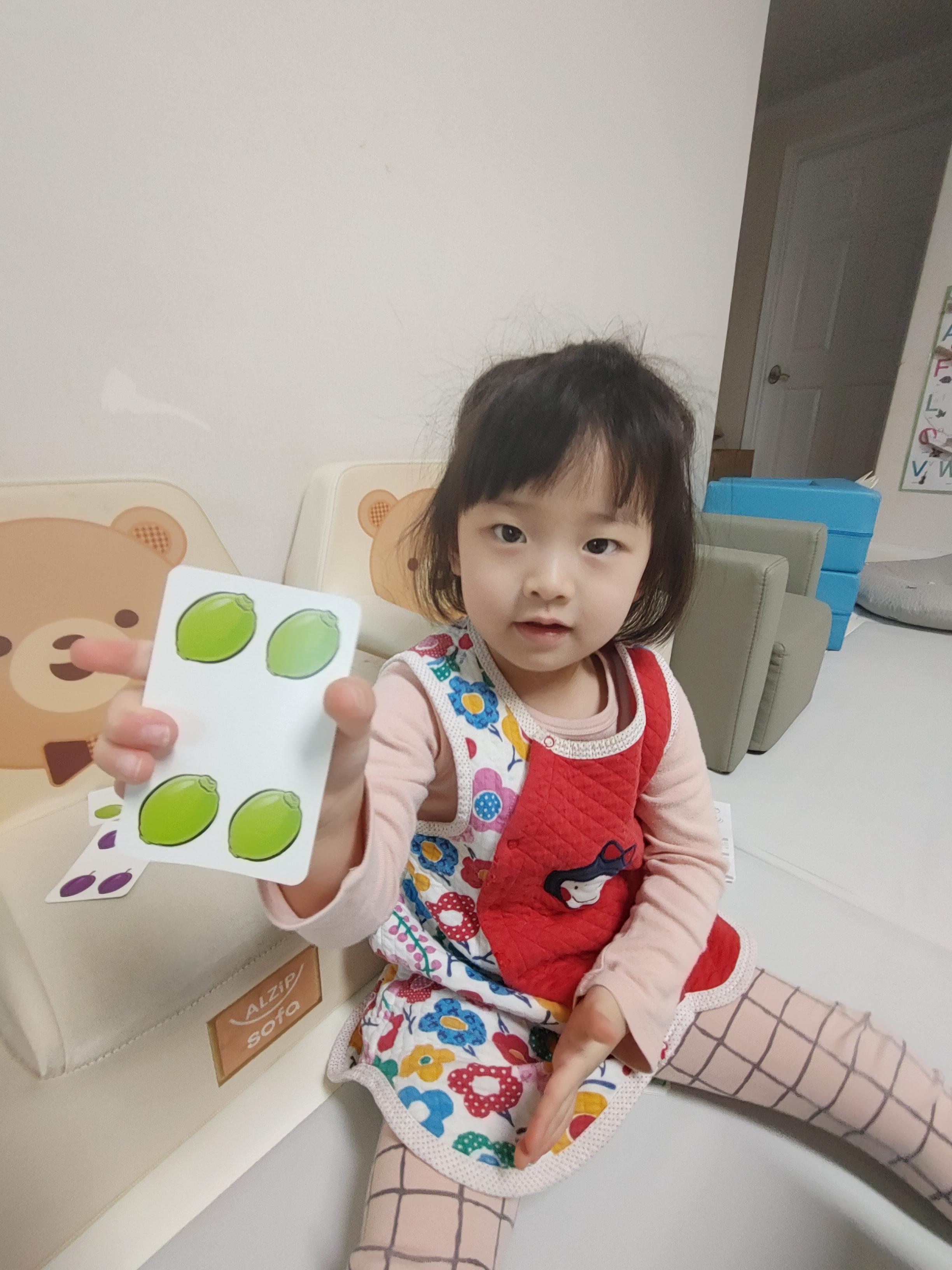 카드 나눠주기 사진