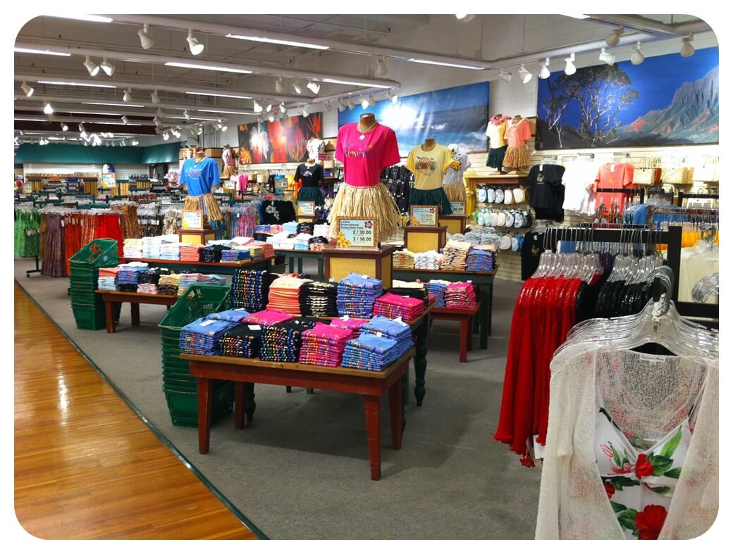 힐로하티-매장-내부-티셔츠-의류-정돈된-찍은-사진