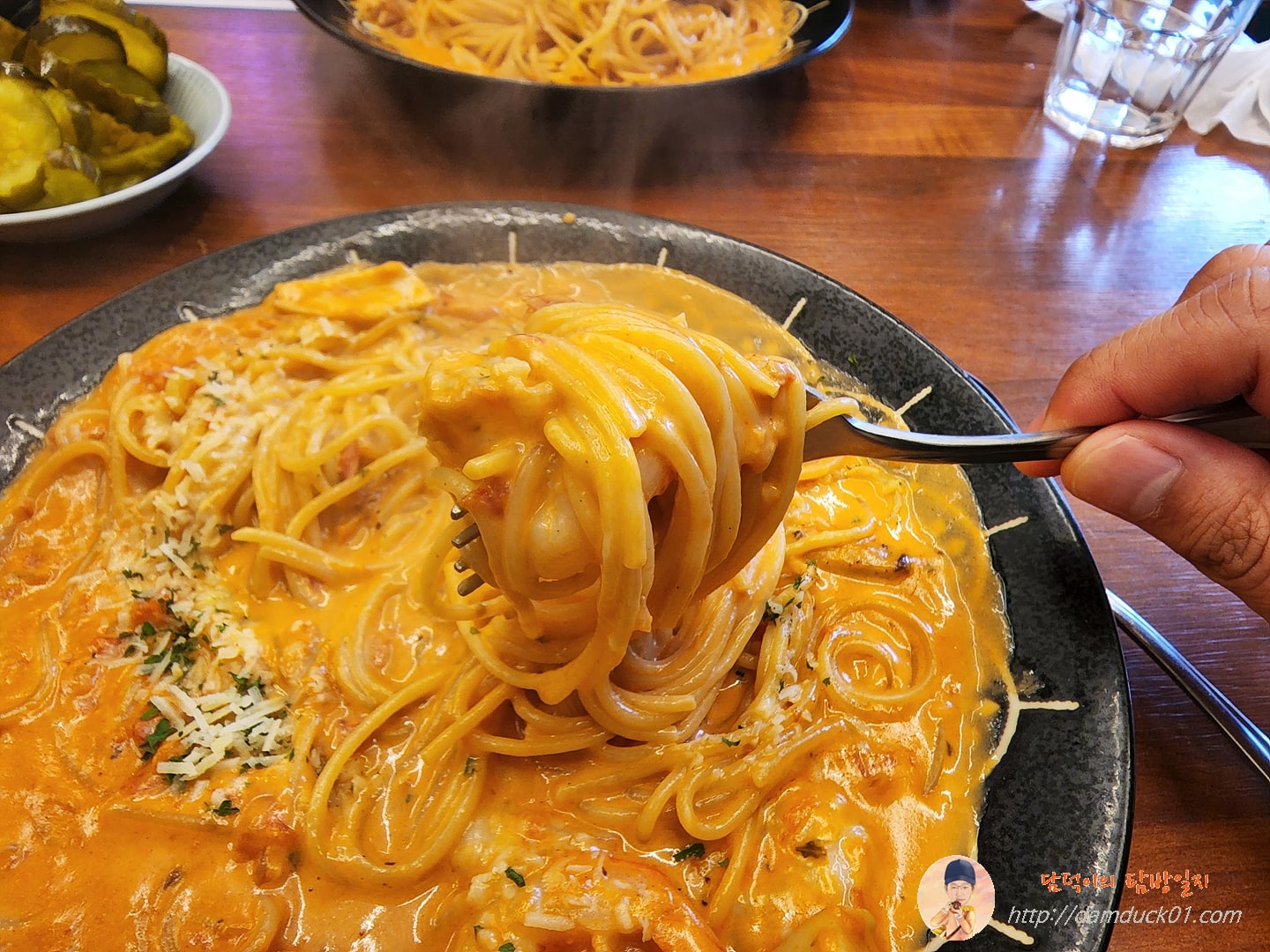 새우 로제 파스타 한 포크