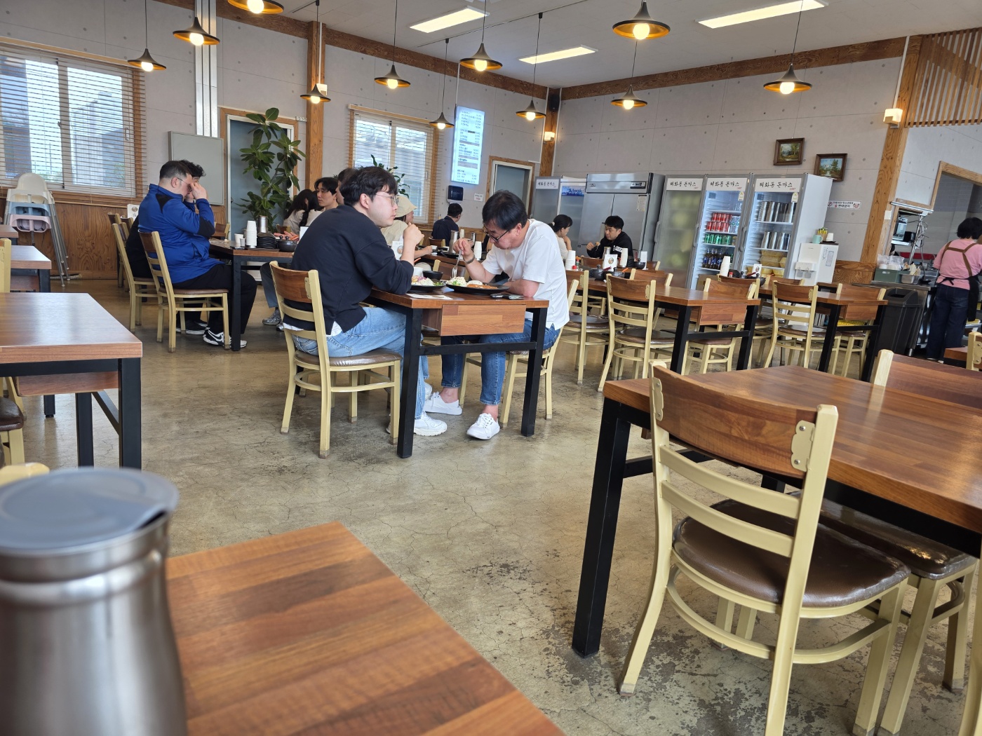 점심시간 거의 만석인 실내