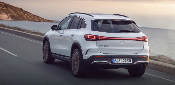 이 사진은 벤츠 EQA의 후면입니다