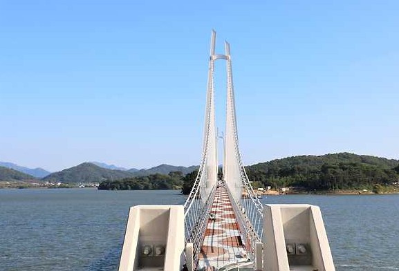 충남 논산시 부적면 탑정호 출렁다리