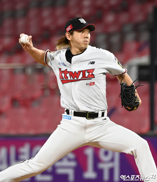 KT 위즈 유니폼을 입고 투구하는 이대은