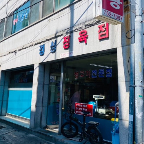 경성식육식당은 골목위 위치하고 있지만 빨간 간판이 눈에 띄기 때문에 찾기 쉽습니다