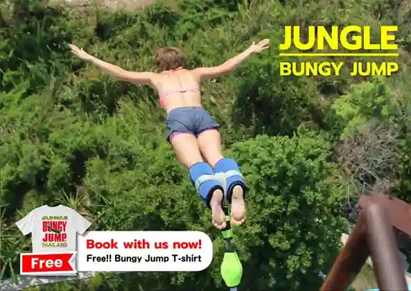 치앙마이 정글 번지점프대에서 여성이 안전장치를 하고 두 팔을 벌린 채 아래 정글 숲을 향해 뛰어내리고 있는 모습.