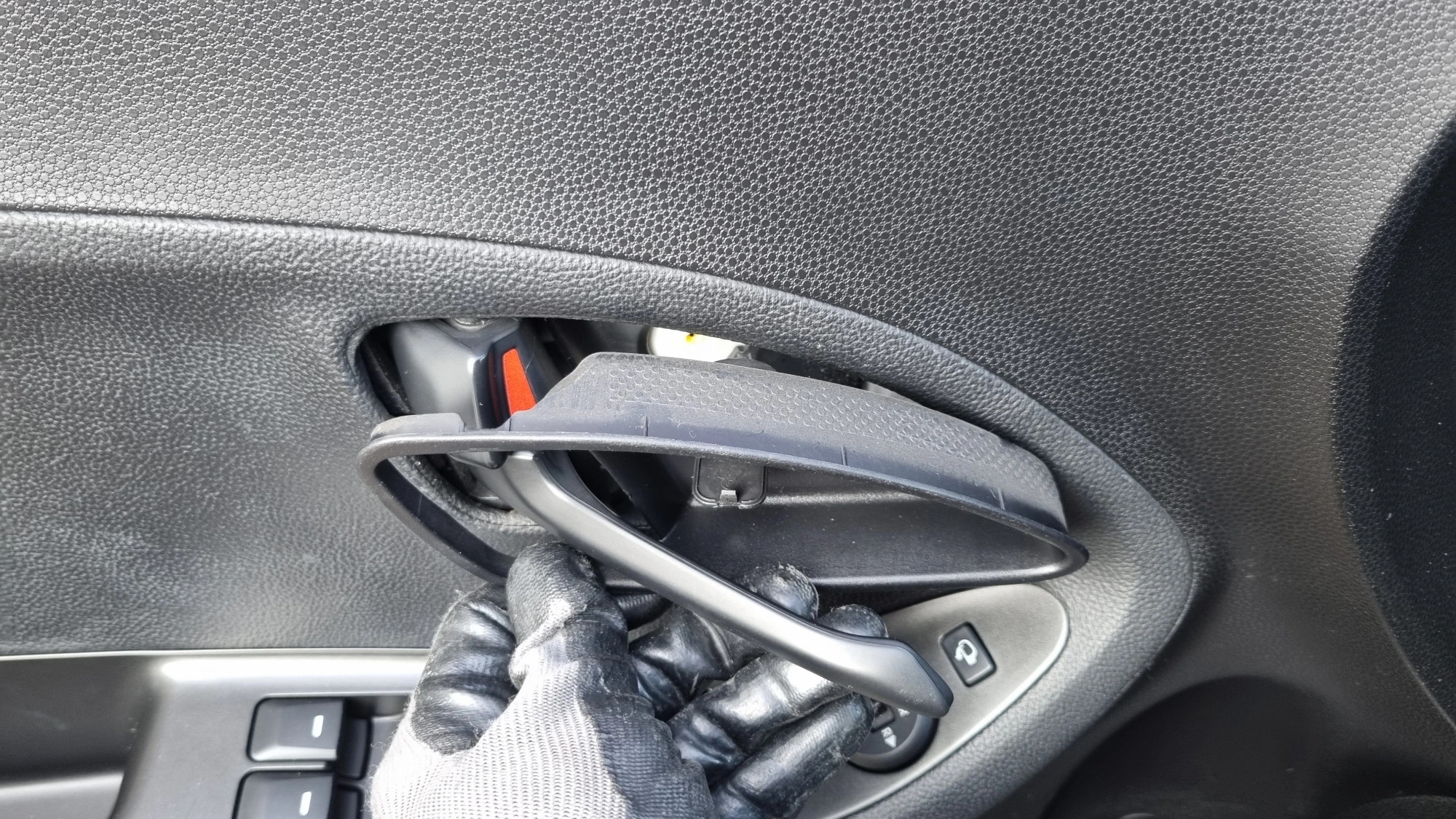 손잡이 커버 빼는 모습