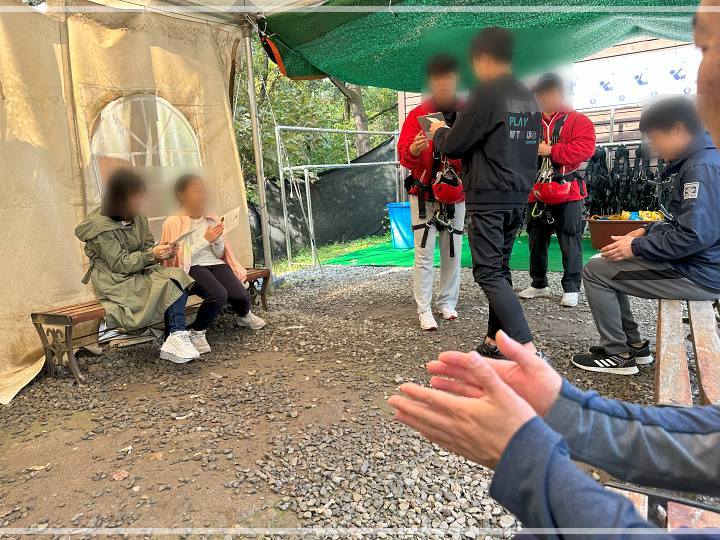 사람들이 모여 있다