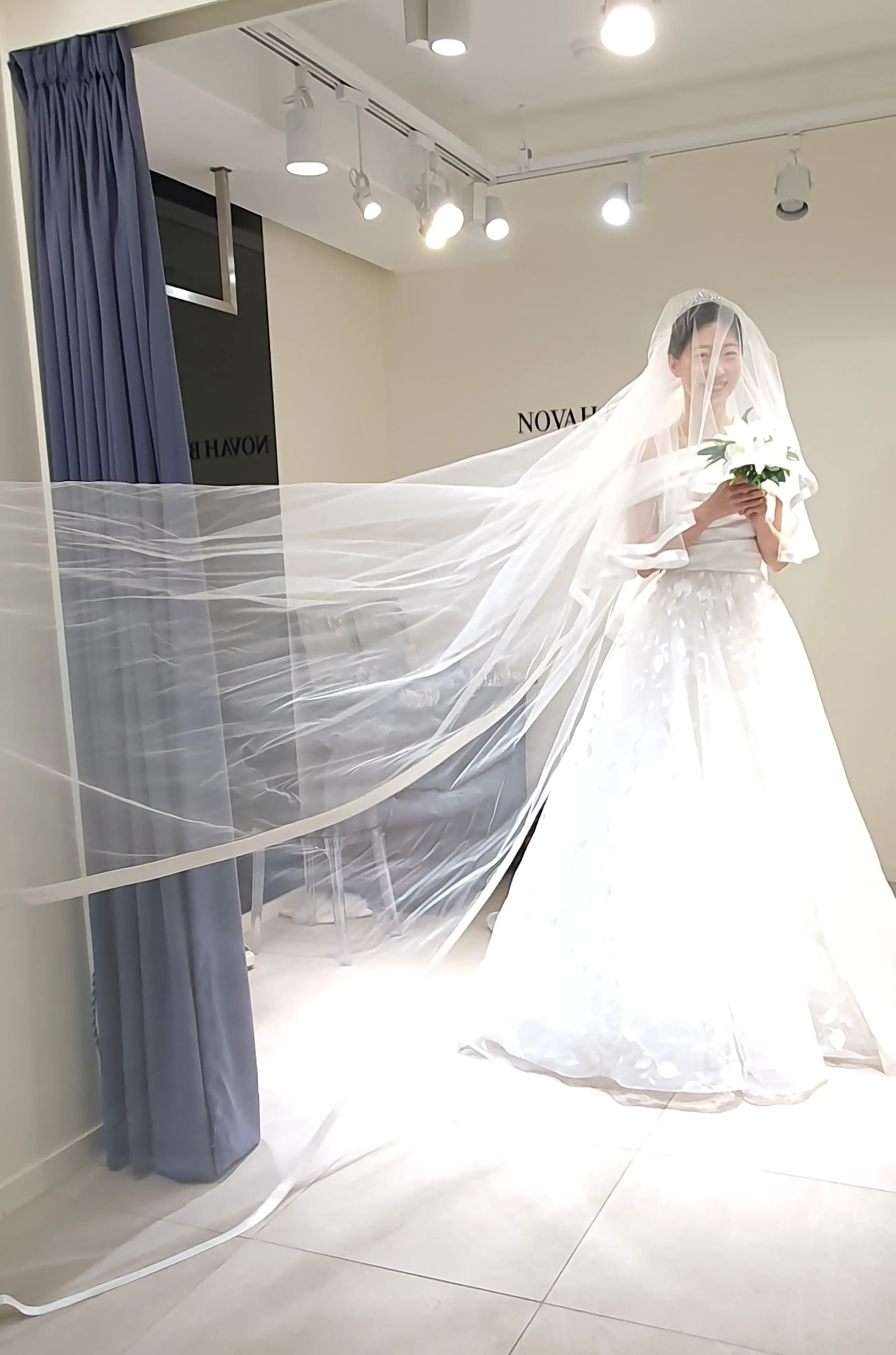 노바벨리타-실크탑-레이스치마-풍성라인-드레스를-입고-베일을-휘날리며-찍은-사진