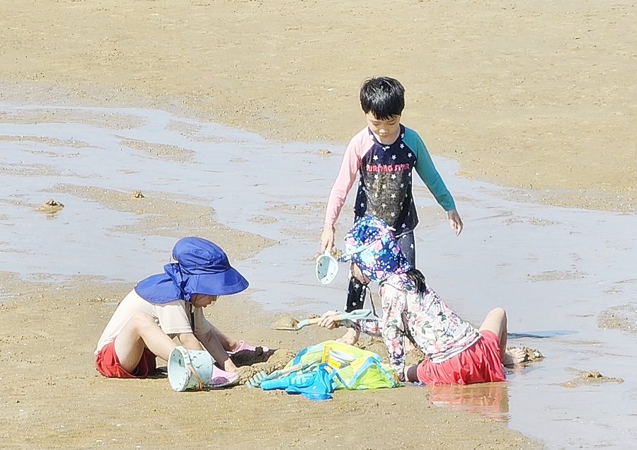 온몸에 흙과 물을 묻혀가며 노는 아이들
