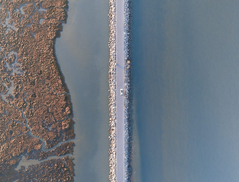 하늘에서 내려다 본 도로의 멋진 풍경 Aerial Photos Take Us Down Remote Roads Surrounded by Gorgeous Landscapes