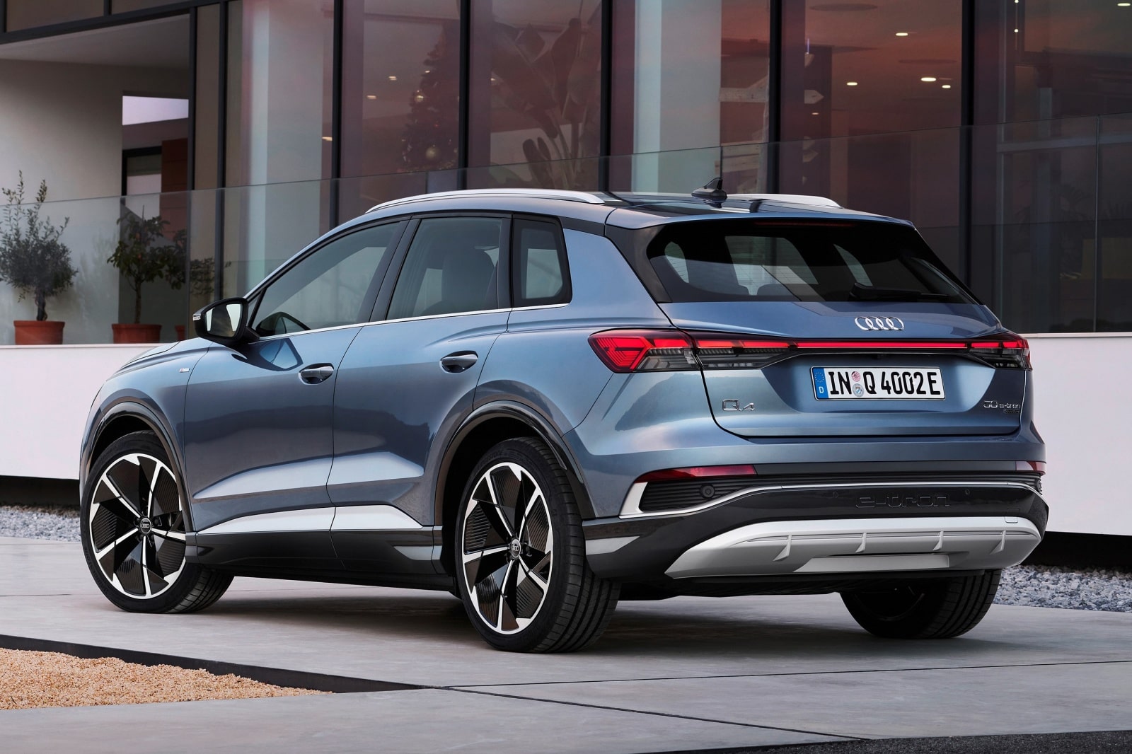 아우디 Q4 e-트론 50 콰트로의 측후면입니다.