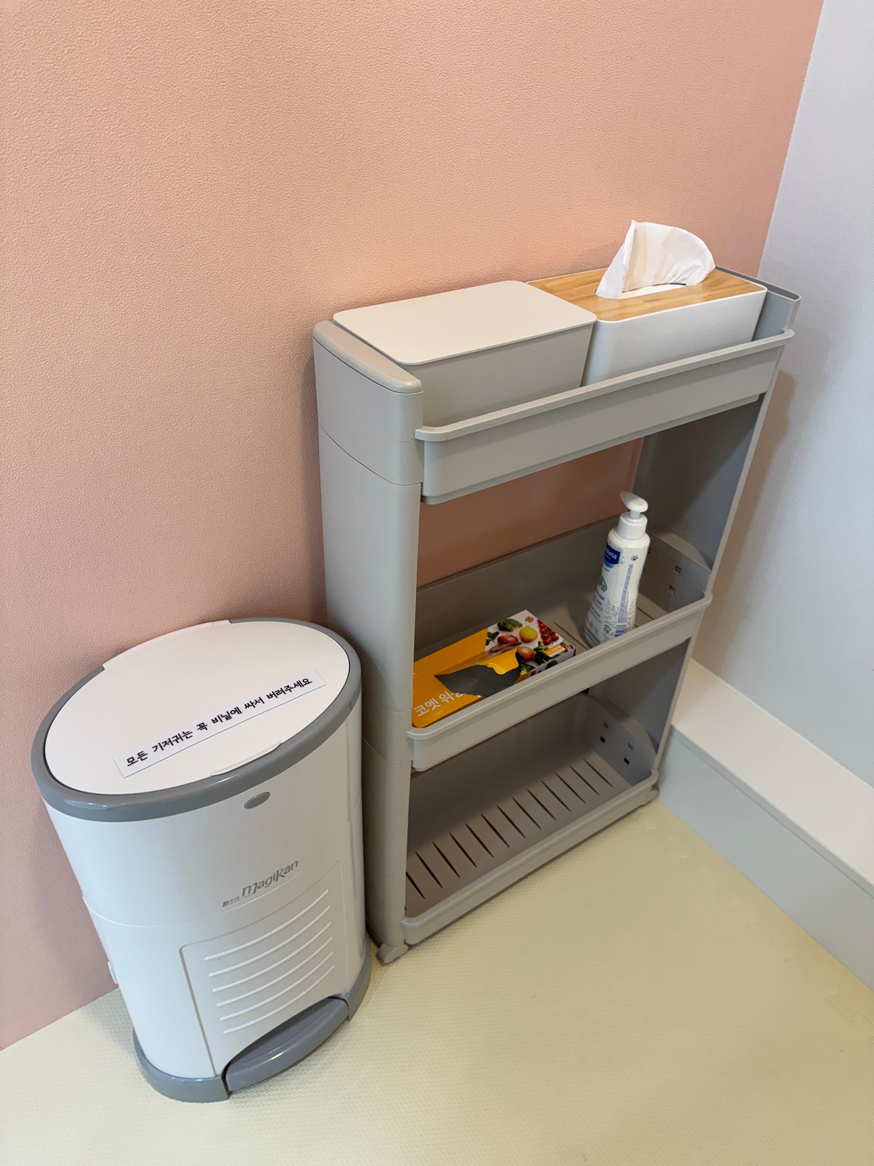 리틀베이비 기저귀 가는 공간에 배치된 휴지통