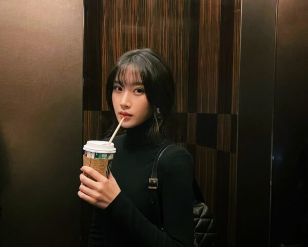 음료를-마시고있는-문가영