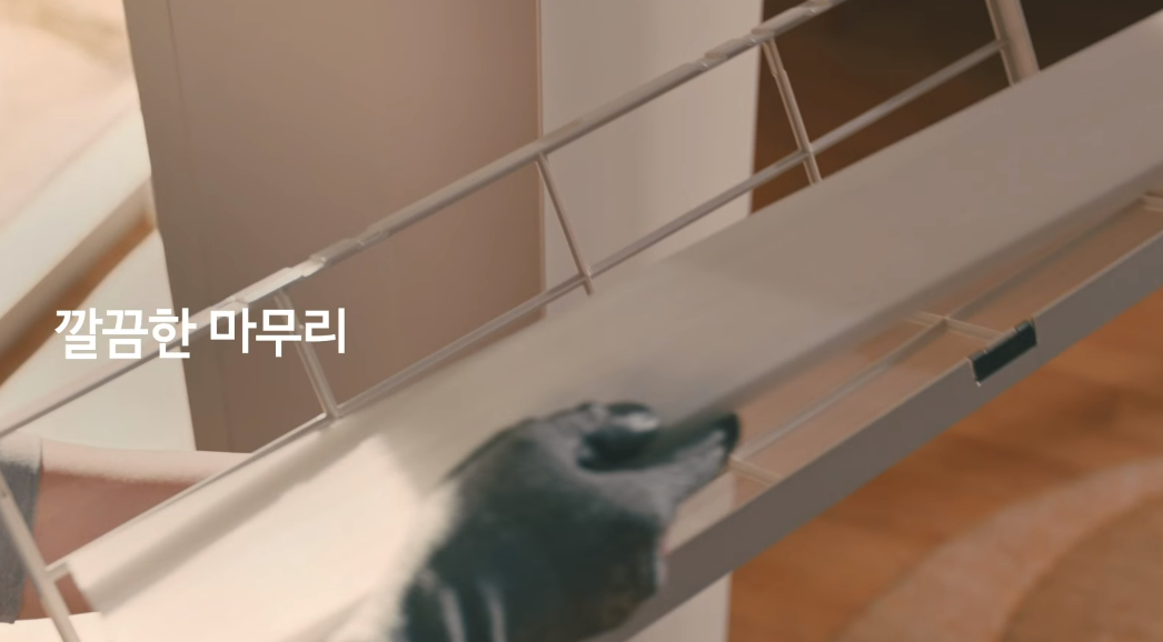 LG에어컨 청소 서비스 비용 및 예약방법과 관련한 세척 전문가가 청소 진행 중인 사진