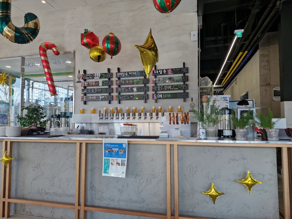 크리스마스로-꾸며져-있는-주문받는-카운터