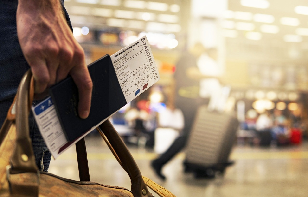 공항에-여권-티켓을-손에 들고-걸어가는-고객