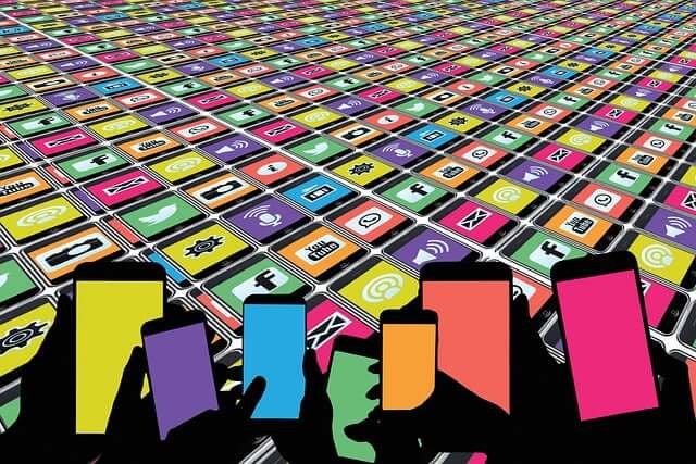 여러사람들이 휴대폰을 들고 있는 이미지