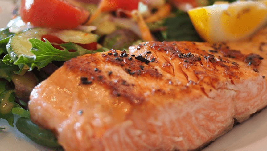 맛있게 조리 되어 있는 연어 요리