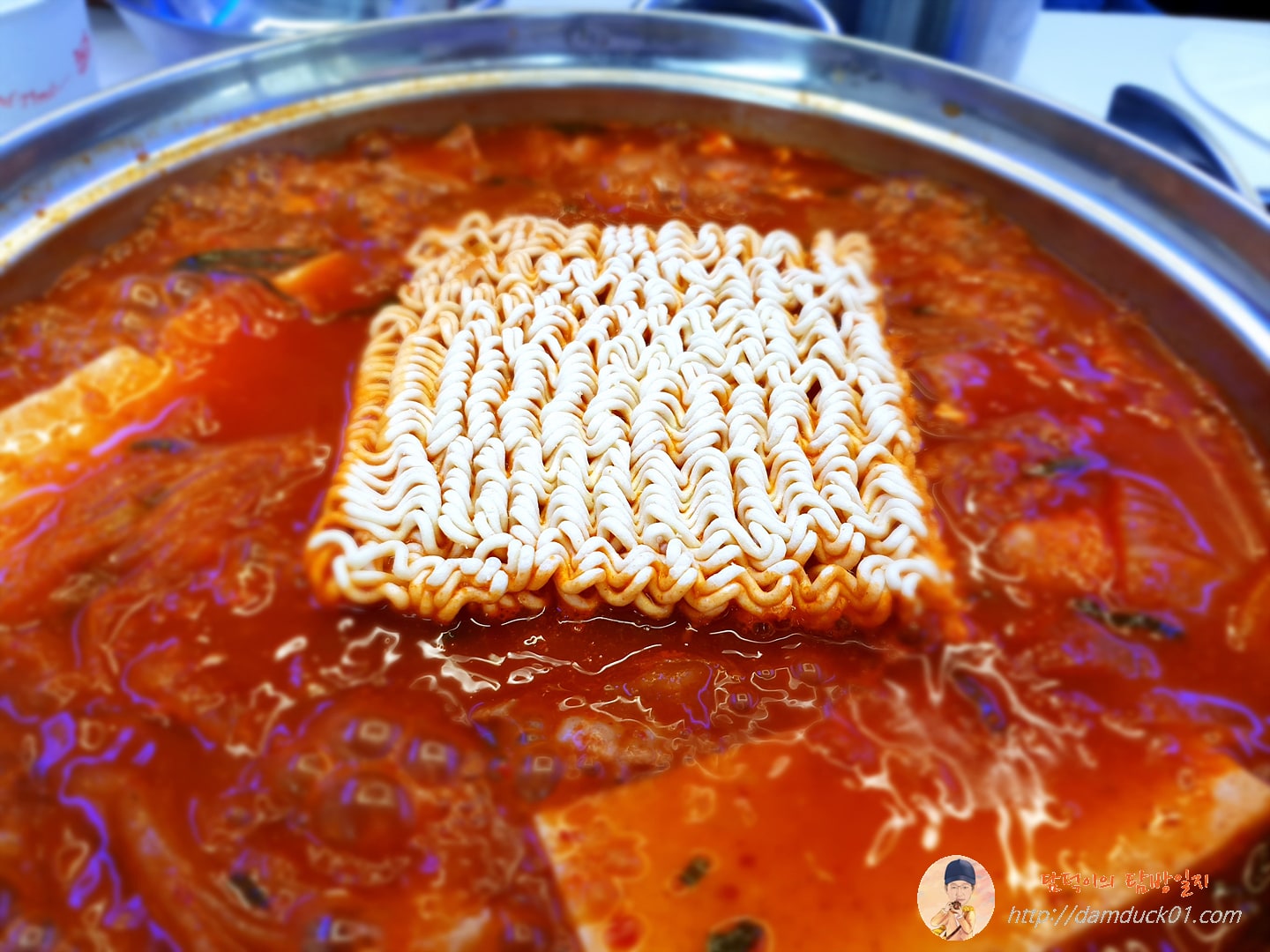 청년찌개 서울1호점 돼지김치찌개 라면 사리 추가