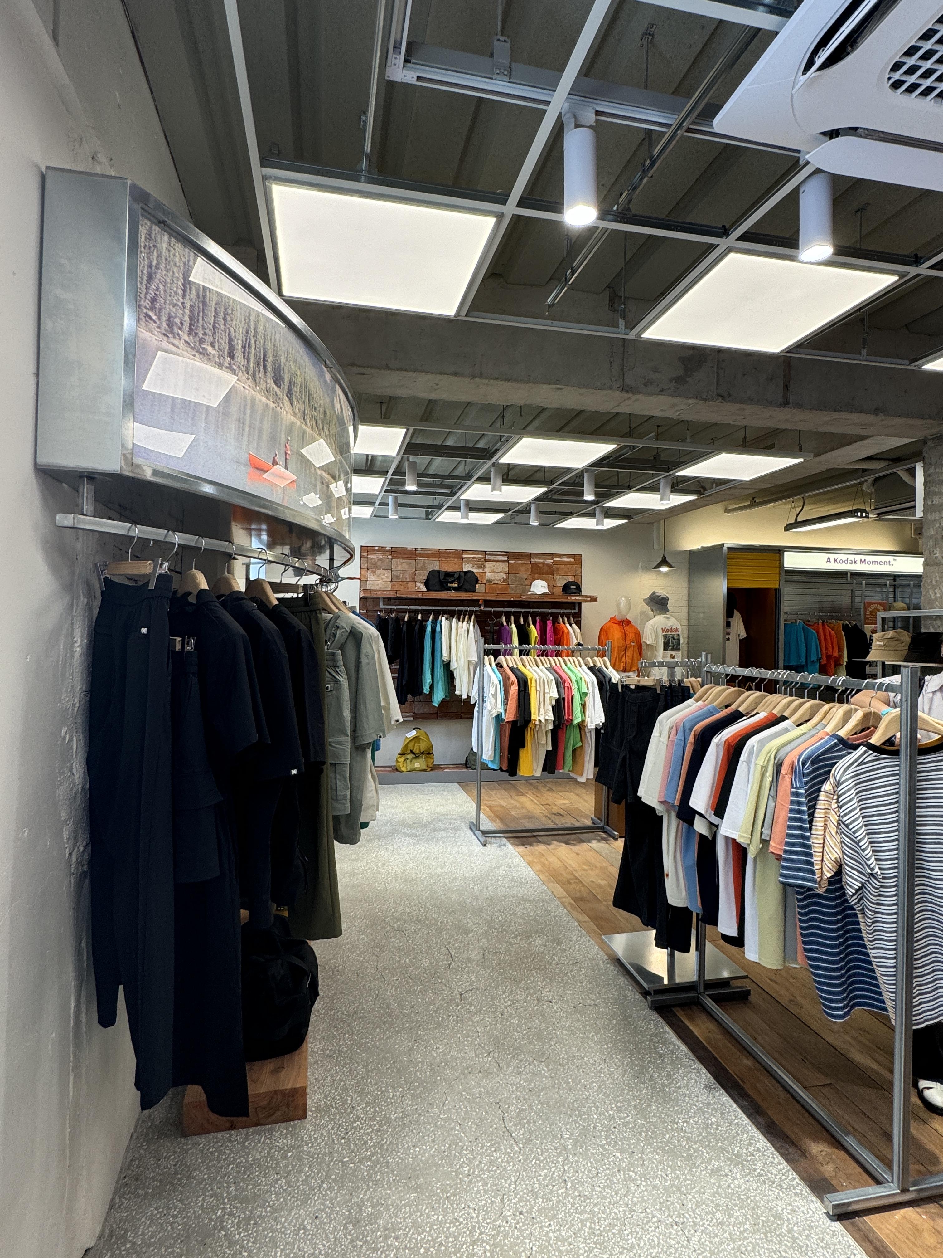 성수-코닥코너샵-2층-예쁜-티셔츠들