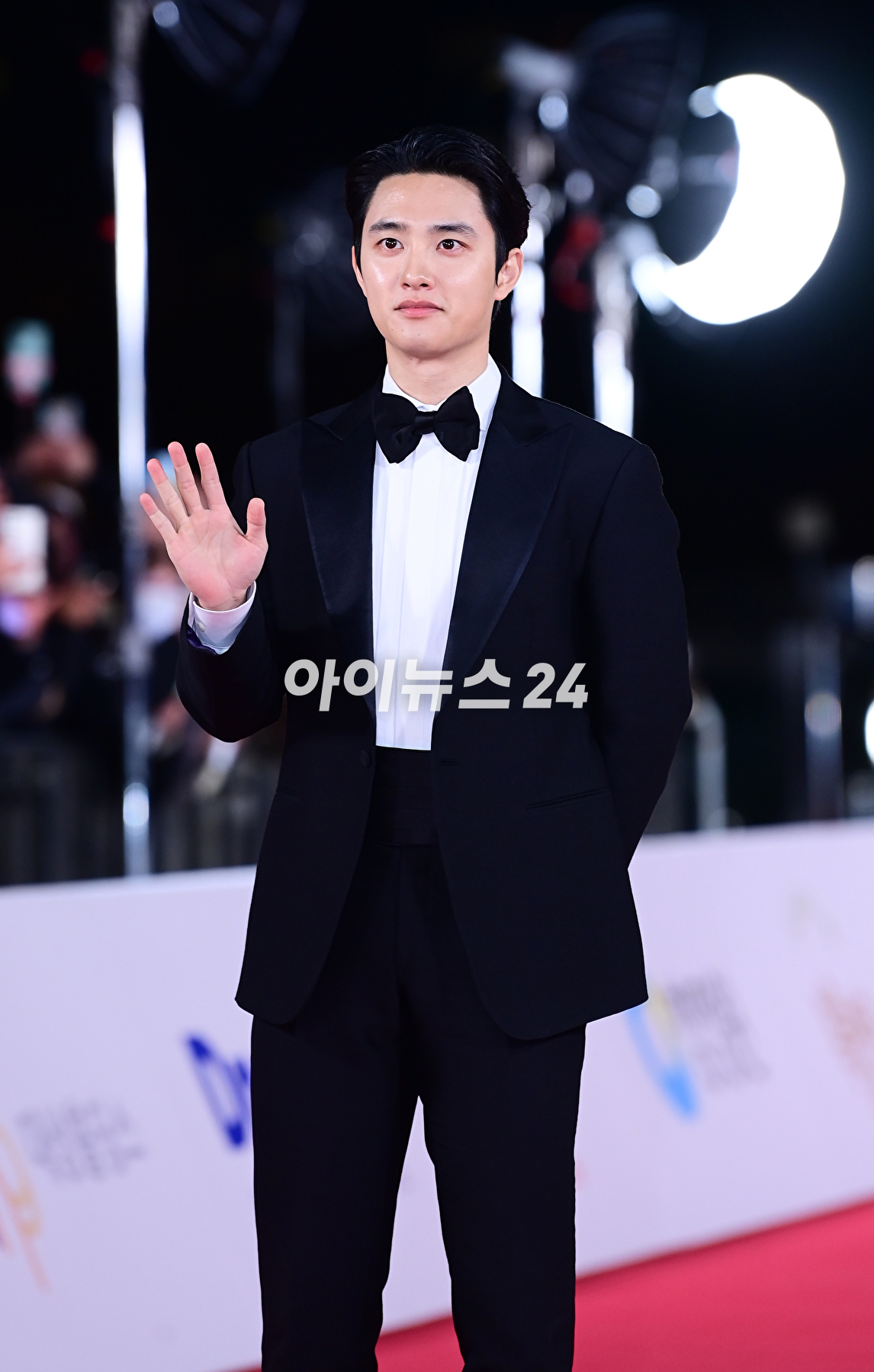 배우 도경수가 24일 오후 서울 영등포구 여의도 KBS홀에서 진행된 제44회 청룡영화상 레드카펫 행사에 참석하고 있다. [사진=정소희 기자]