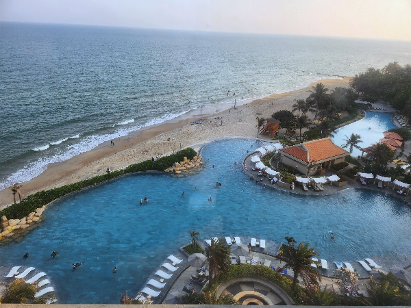 룸에서 찍은 풀장 일부