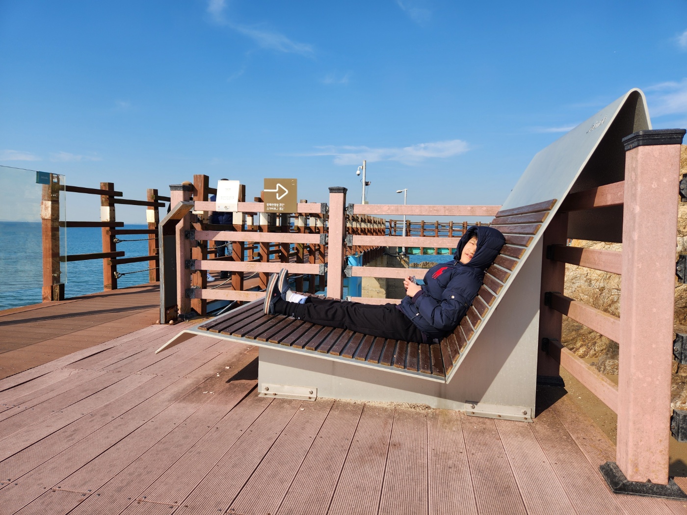 제부도-해안산책로-눕는의자-사내아이