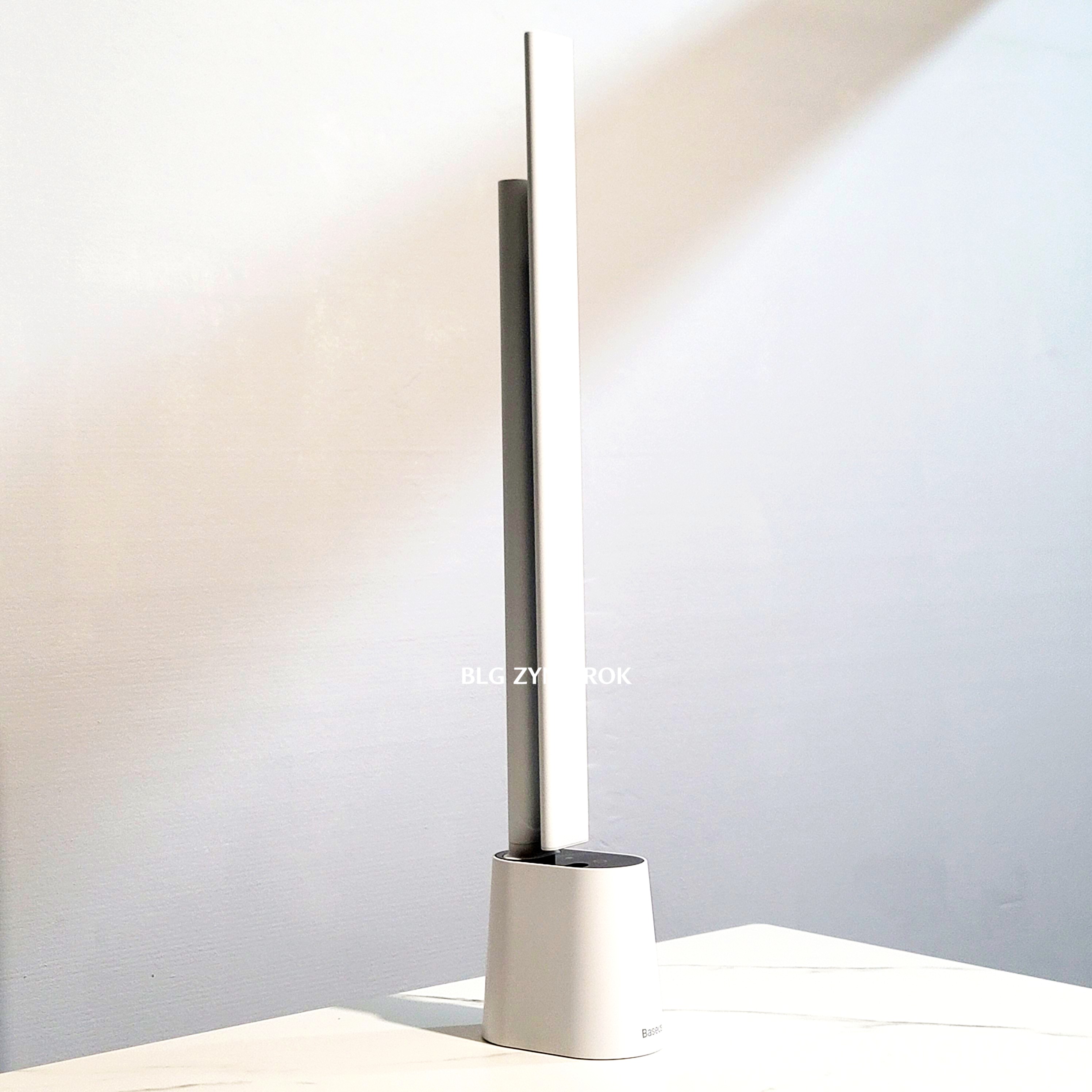 Baseus 데스크 LED 램프가 접힌채로 테이블 위에 놓여있다.