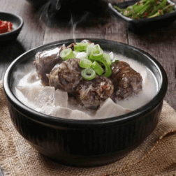 돼지국밥위에 순대가 얹혀진 이미지