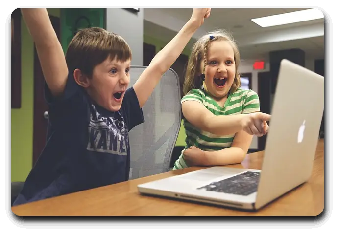 컴퓨터를-바라보며-기뻐하는-남자아이-여자아이