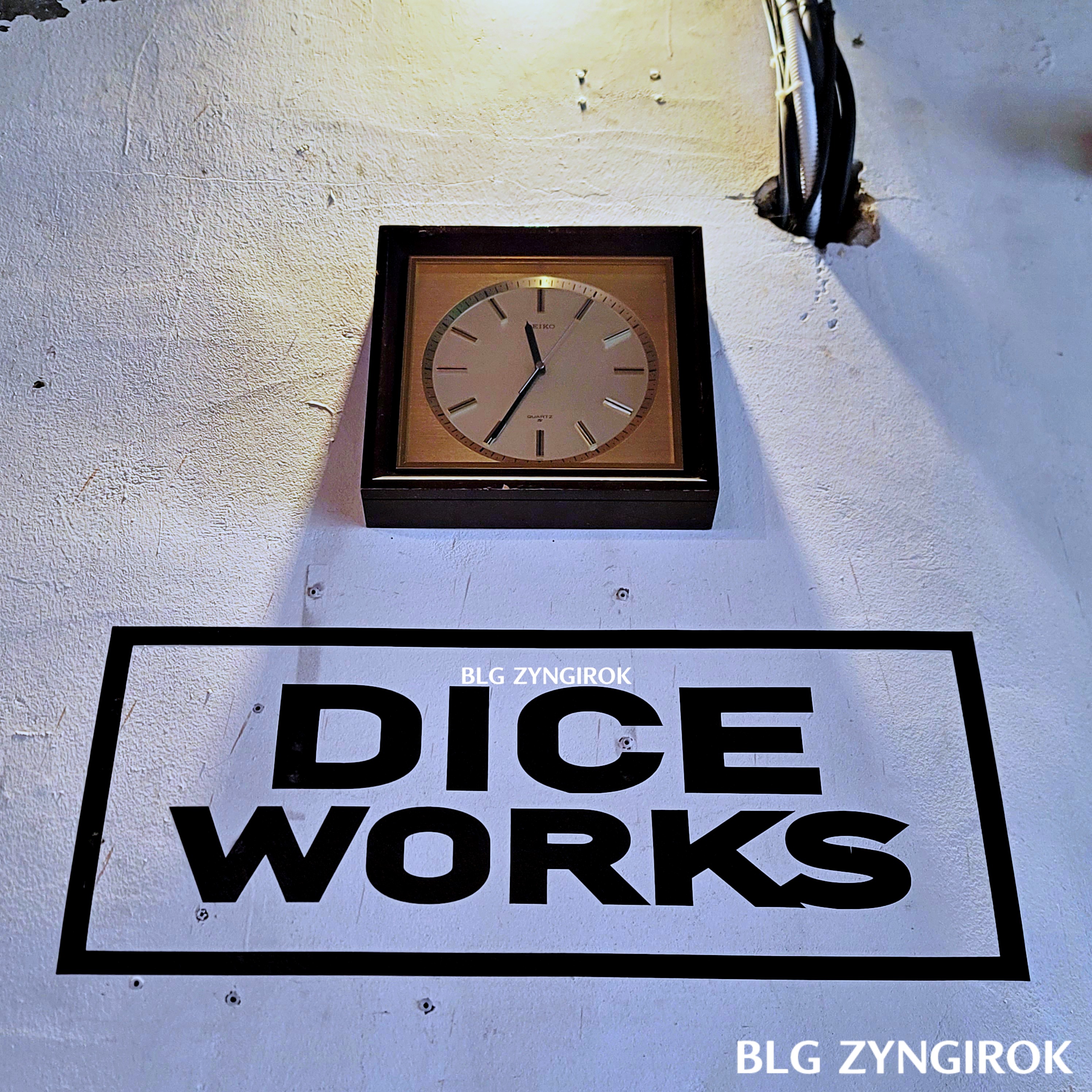 양주 카페 DICE WORKS - 내부 레트로 시계 모습이다.