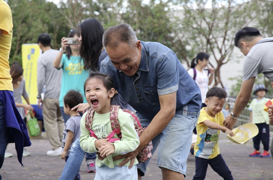 아이 친구 부모들과 만났을 때 관계 형성 방법 이미지