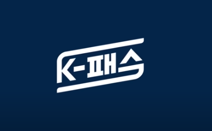 K-패스 교통카드는 대중교통 이용 시 다양한 할인 혜택을 제공하는 교통카드로, 많은 이용자들에게 경제적인 교통비 절약 방법으로 주목받고 있습니다. 이 글에서는 K-패스 교통카드의 신청 방법, 혜택, 사용법, 그리고 주의사항까지 구체적으로 알아보겠습니다.


K-패스 교통카드란?
K-패스 교통카드는 대중교통 이용자들을 위해 설계된 교통비 할인 카드입니다. 주로 버스, 지하철 등 대중교통 수단에서 사용되며, 일정 금액 이상 충전해 사용할 경우 다양한 할인 혜택이 주어집니다. 특히 통근, 통학 등으로 대중교통을 자주 이용하는 사람들에게 큰 도움이 됩니다.

K-패스 교통카드의 주요 혜택
교통비 할인: 매달 일정 금액 이상 사용 시 추가 할인이 적용되어 교통비를 절약할 수 있습니다.
포인트 적립: 사용 금액에 따라 포인트가 적립되며, 포인트는 추후 교통비로 사용하거나 다양한 상품으로 교환 가능합니다.
소득공제 혜택: 대중교통 이용에 대한 소득공제가 적용되어 연말정산 시 세금 혜택을 받을 수 있습니다.
전국 사용 가능: 지역 제한 없이 전국 대부분의 대중교통에서 사용할 수 있습니다.
K-패스 교통카드 신청 방법
1. 온라인 신청
K-패스 공식 홈페이지에 접속하여 회원가입 후 신청할 수 있습니다.
신청 시 본인 인증 및 교통카드 등록 절차가 필요합니다.
결제 정보와 배송 주소를 입력하면 신청이 완료됩니다.
2. 오프라인 신청
가까운 은행이나 교통카드 서비스센터를 방문하여 신청할 수 있습니다.
신분증과 결제 수단을 지참해야 하며, 현장에서 카드 발급이 가능합니다.
3. 모바일 신청
K-패스 전용 앱을 다운로드하여 간편하게 신청할 수 있습니다.
모바일 카드로 발급받아 NFC 기능을 통해 교통비 결제가 가능합니다.
K-패스 교통카드 사용 방법
충전하기: 카드 발급 후 가까운 편의점이나 온라인을 통해 교통카드 충전이 가능합니다.
대중교통 이용 시 태그: 버스, 지하철 등의 교통수단에서 단말기에 카드를 태그해 사용합니다.
할인 혜택 적용 확인: 일정 사용 금액이 충족되면 할인 혜택이 자동으로 적용됩니다.
K-패스 교통카드 사용 시 주의사항
유효기간 확인: 카드의 유효기간을 반드시 확인하고, 만료 전 갱신해야 합니다.
분실 시 즉시 신고: 카드 분실 시 즉시 고객센터에 신고하여 부정 사용을 방지하세요.
충전 금액 관리: 사용 계획에 맞게 충전 금액을 관리하여 혜택을 최대한 활용하세요.
소득공제 등록 필수: 소득공제를 받으려면 국세청 홈택스에 K-패스 카드를 등록해야 합니다.
K-패스 교통카드 자주 묻는 질문(FAQ)
Q1. K-패스 카드 발급 비용은 얼마인가요?
A. 카드 발급비는 카드 종류에 따라 다르지만, 기본 카드는 무료 또는 소정의 발급비가 부과됩니다.

Q2. 할인 혜택은 어떻게 적용되나요?
A. 일정 금액 이상 충전하고 사용 시 자동으로 할인이 적용됩니다.

Q3. 포인트 적립은 어떻게 하나요?
A. K-패스 앱이나 홈페이지에서 사용 내역을 확인하고, 포인트를 적립하고 사용할 수 있습니다.

Q4. 분실한 카드는 어떻게 재발급하나요?
A. 고객센터나 온라인에서 재발급 신청을 하면 됩니다. 단, 재발급 비용이 발생할 수 있습니다.

Q5. 소득공제 등록은 어떻게 하나요?
A. 국세청 홈택스에 접속하여 K-패스 카드를 등록하면 됩니다.

글의 마무리
K-패스 교통카드는 교통비 절약과 소득공제 혜택까지 받을 수 있는 매우 유용한 카드입니다. 대중교통을 자주 이용하는 분들이라면 꼭 신청하여 다양한 혜택을 누려보세요. 신청 방법도 간편하고, 사용법도 쉬우니 오늘 바로 신청해보시길 추천합니다!



K-패스 교통카드, 교통비 절약, 신청 방법, 할인 혜택