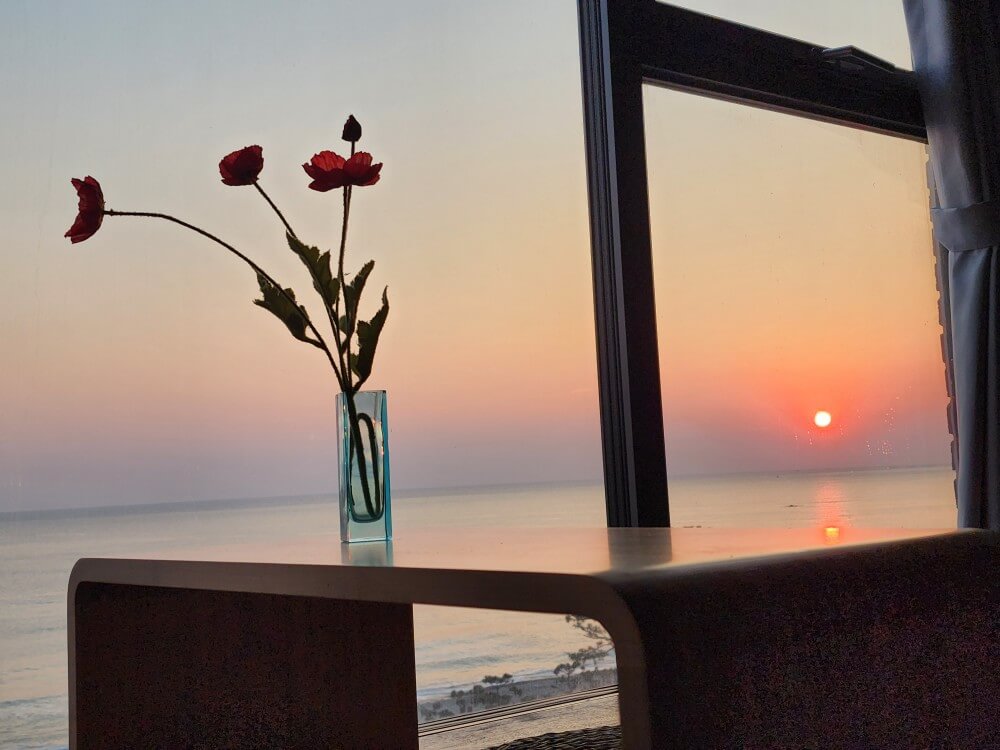 객실에서 보는 일출