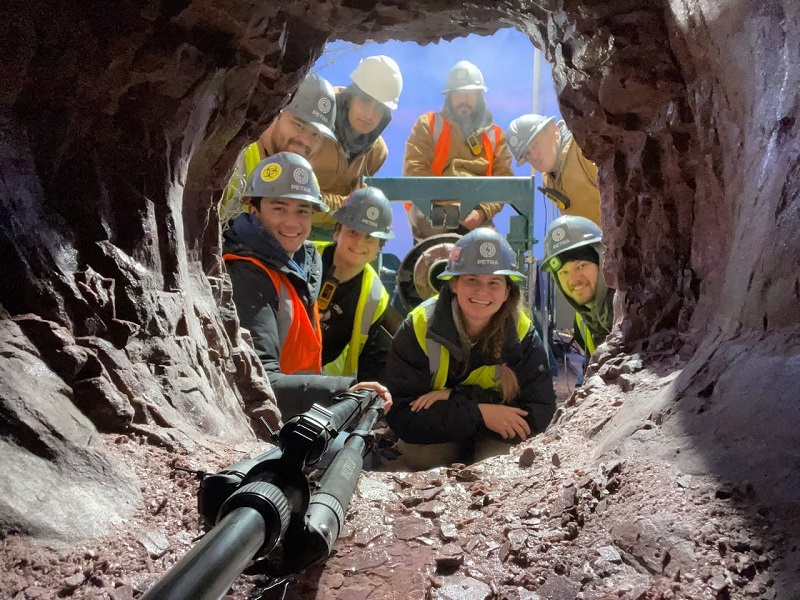 반암에 공공 유틸리티 시설 매설 위한 터널 로봇 기술 VIDEO:Tunneling robot speeds installation of underground utilities