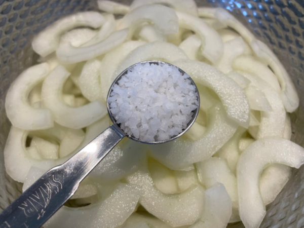 노각을 굵은 소금 1큰술에 절이기