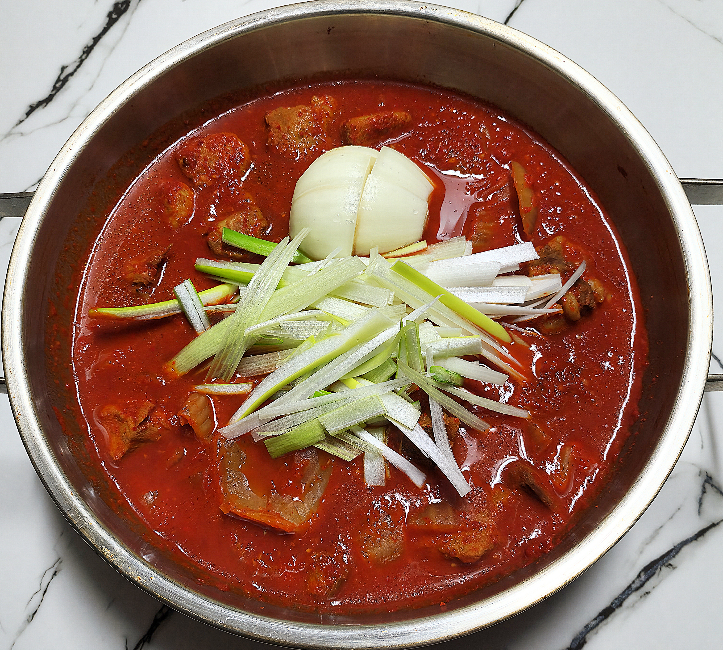 김치를-넣어-끓인-돼지갈비찜(대파와-양파를-넣은-모습)