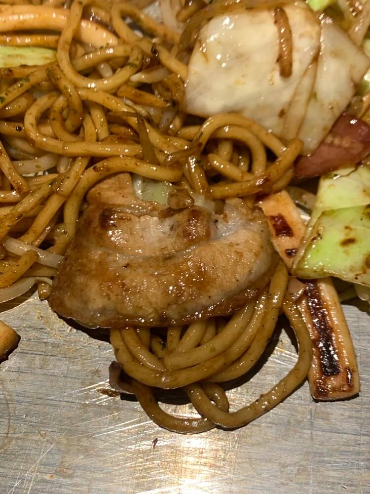 소스에 스며든 돼지고기 야키소바