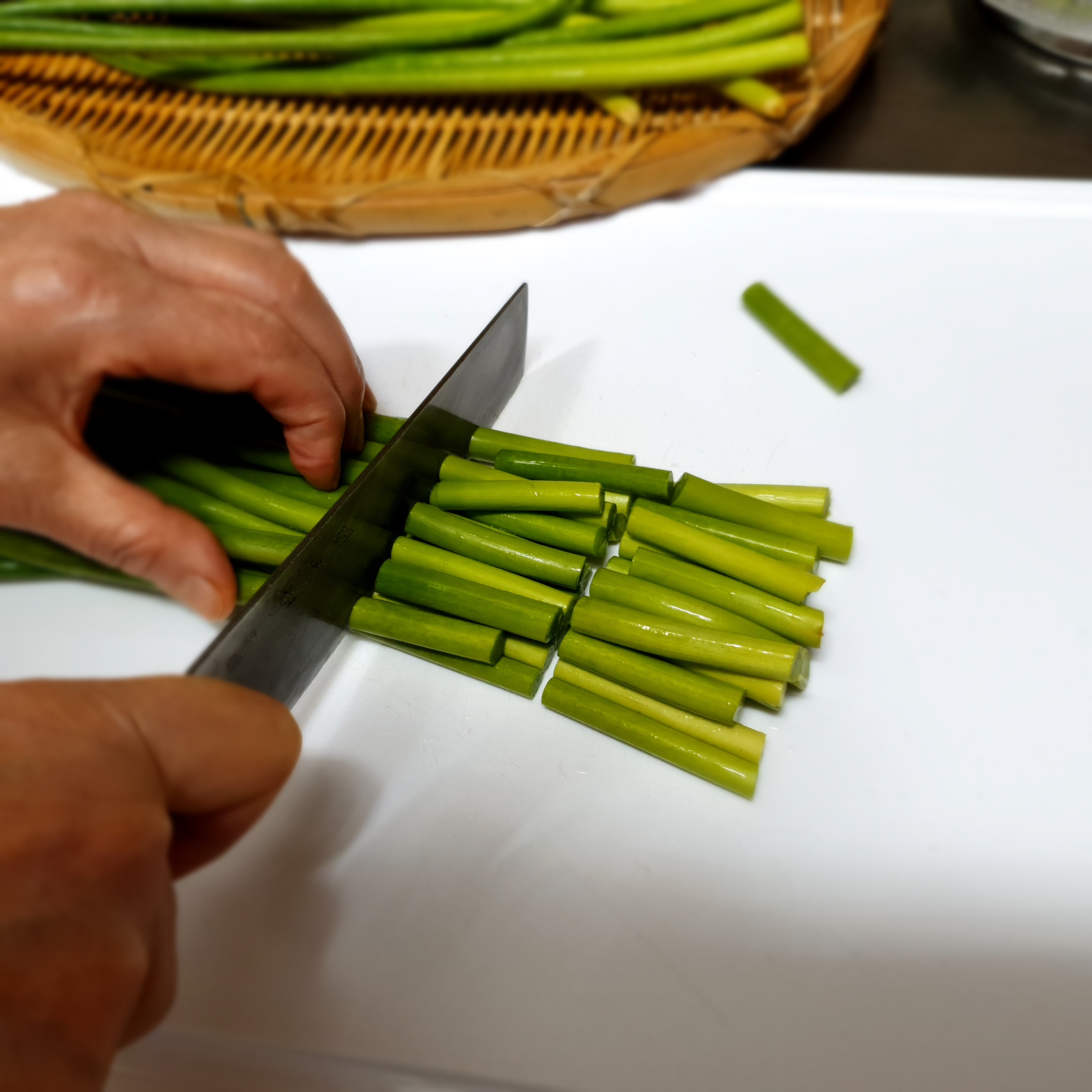 마늘종을 잘 씻어서 5cm 크기로 자르는 사진