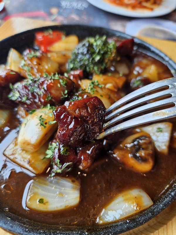 윤기 좔좔 찹 스테이크