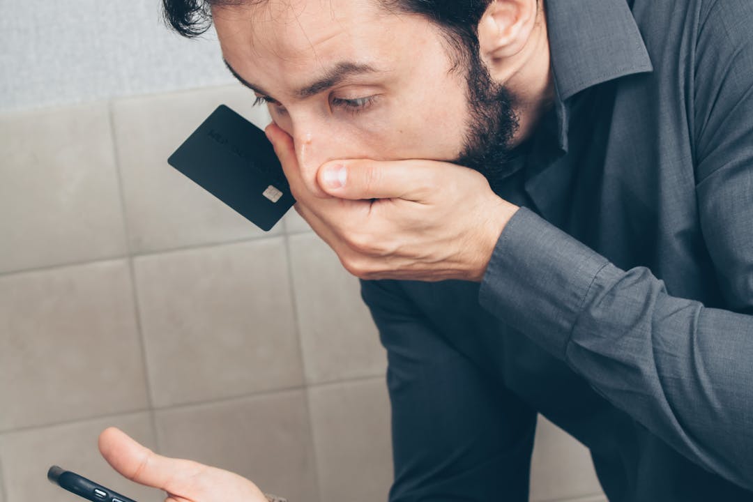 보이스피싱 피해 후 신용카드 확인하는 모습