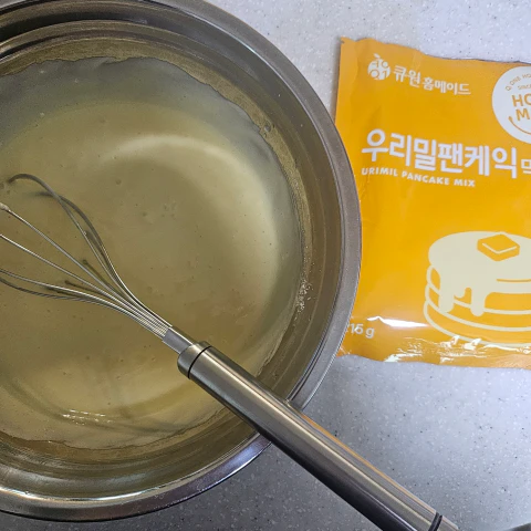 계란빵-핫케이크가루와 계란물 섞어 반죽하기