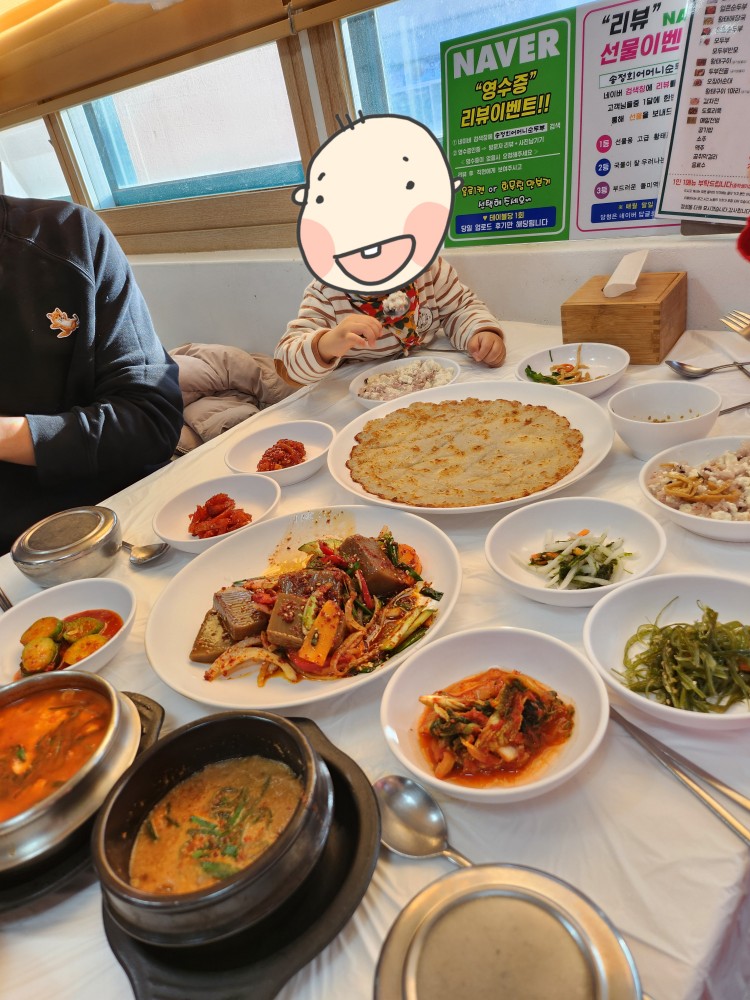 감자전, 도토리묵, 순두부가 차려진 식탁
