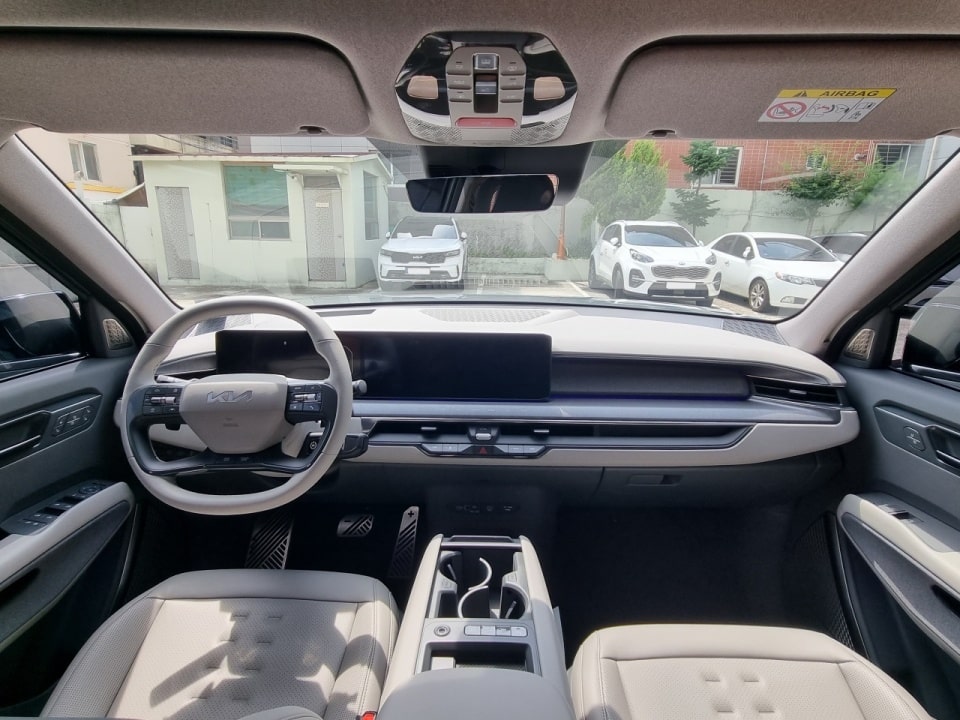 새롭지만 낯설지 않은 EV9... 상품성은 괜찮습니다.