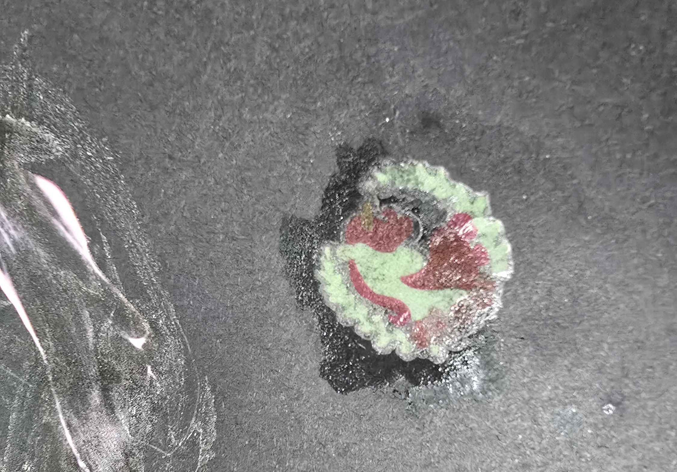 종이에 야광타투 붙인 사진