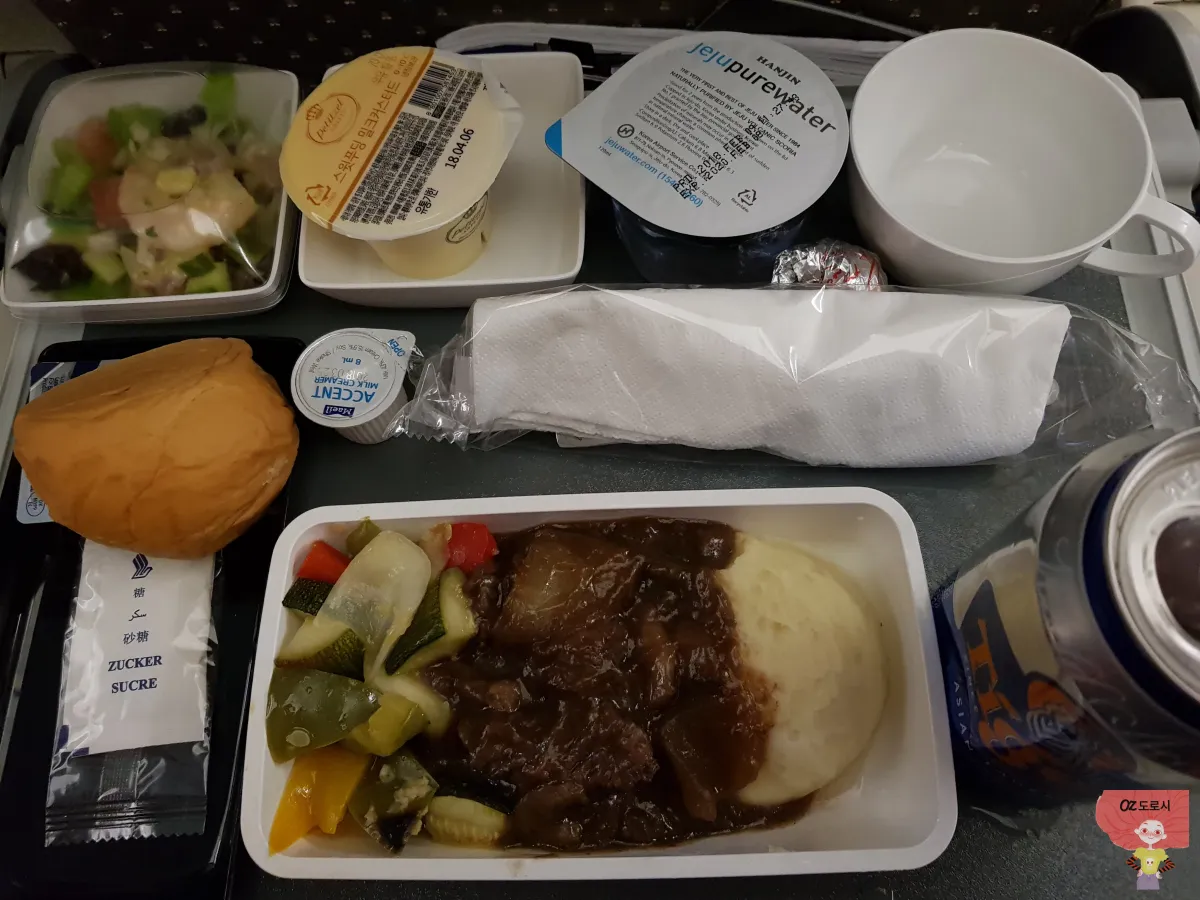 싱가포르항공-기내식-나는-치킨과-샐러드