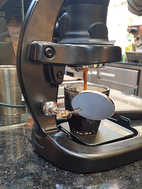 플레어 58로 추출하는 모습. 추출되는 에스프레소가 쫀득한 느낌이 아니다.