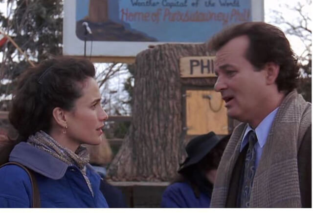 영화 사랑의 블랙홀에서 기상 캐스터 필 코너스(빌 머레이)가 리타(앤디 맥도웰)와 대화하는 장면. 배경에는 성촉절 축제 표지판이 보인다.