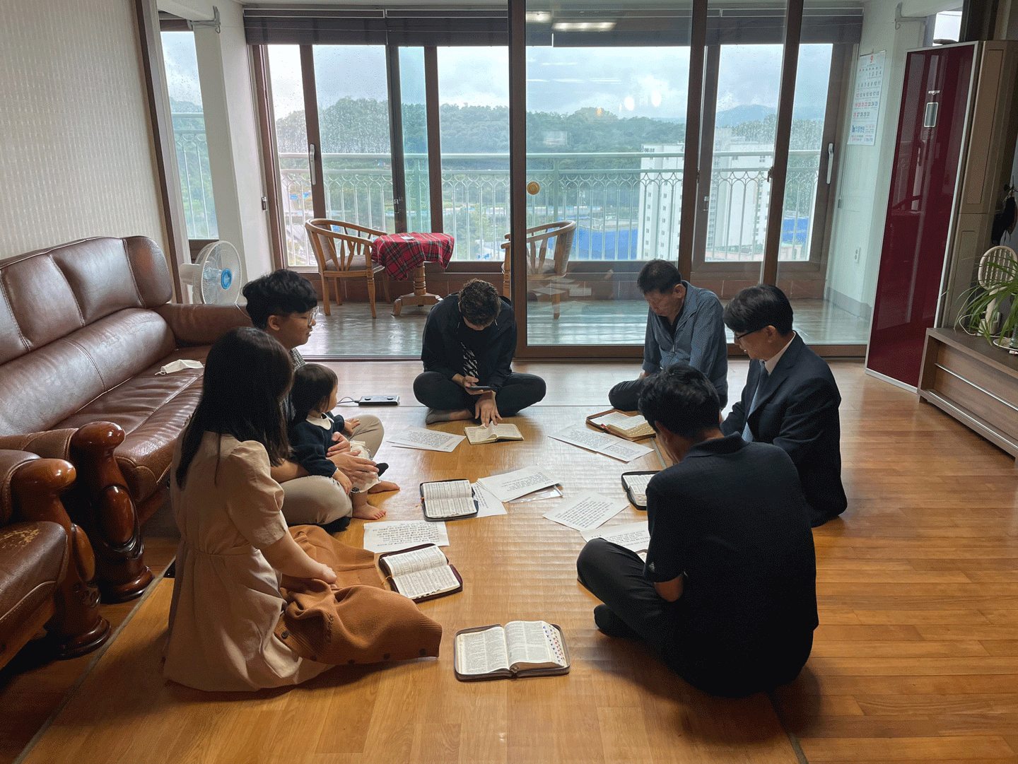 가족이 추석 가정예배 드리는 모습